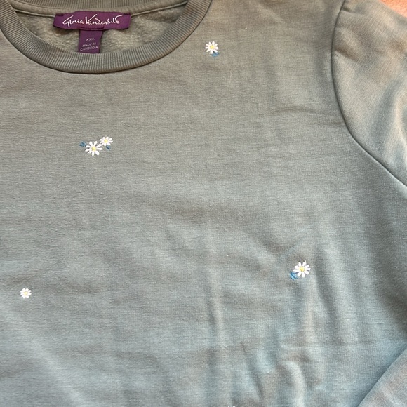 Gloria Vanderbilt Crewneck - Picture 3 of 4